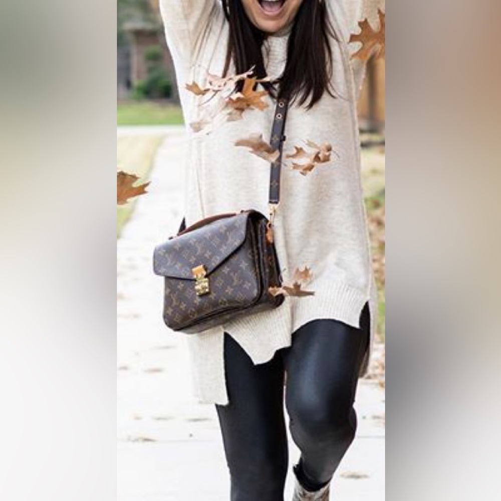 SOLD! Authentic Louis Vuitton Pochette Metis! - Picture 3 of 16